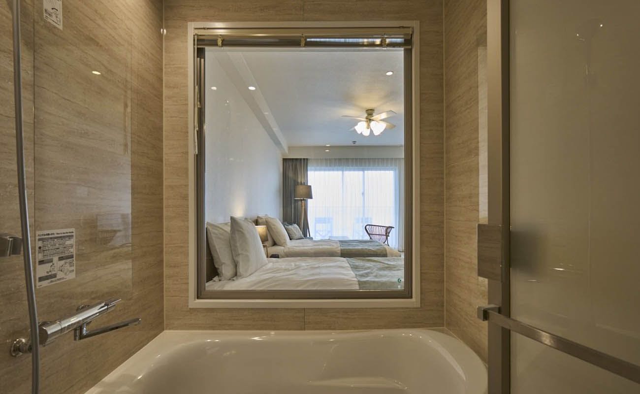 Bilik mandi dengan tab mandi menghadap Pantai Sawada.