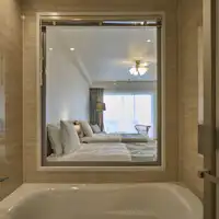 Bilik mandi dengan tab mandi menghadap Pantai Sawada.