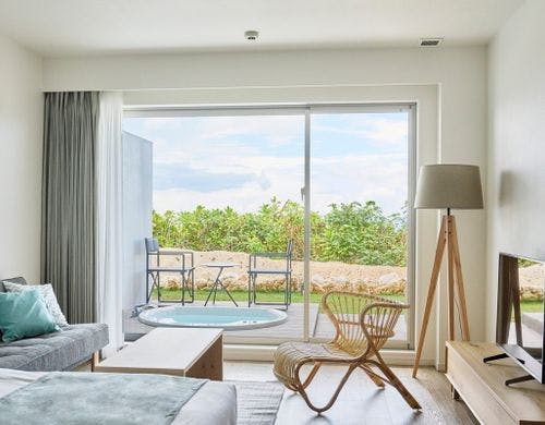お部屋から望める佐和田の浜です