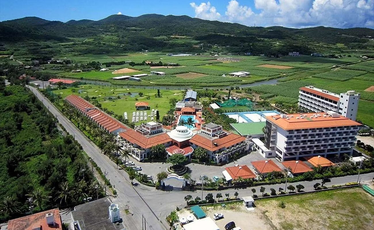 久米島の広々とした敷地に広がるホテルです