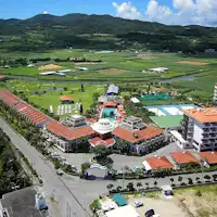 久米島の広々とした敷地に広がるホテルです