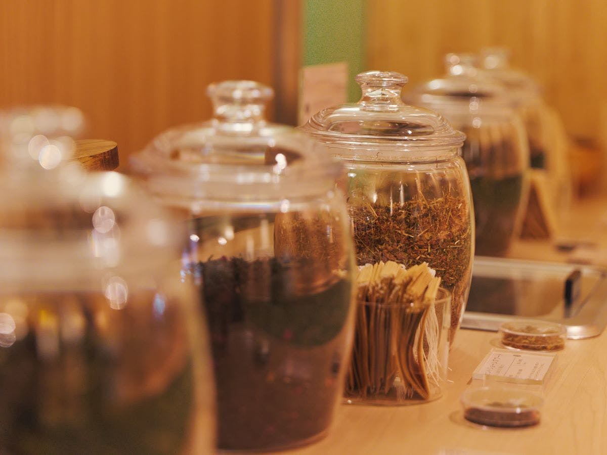 Kami menyediakan beberapa jenis teh herbal.