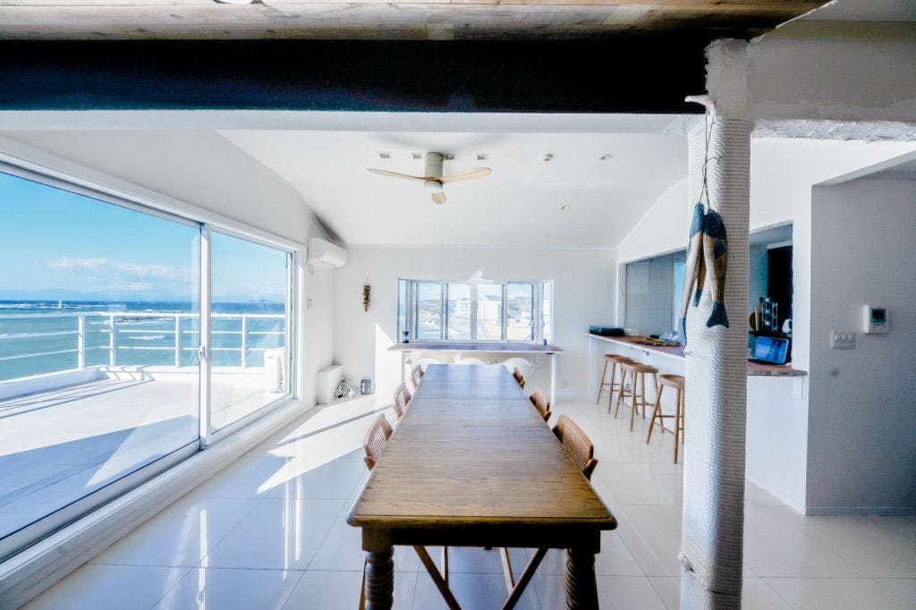 거실 겸 식당입니다.