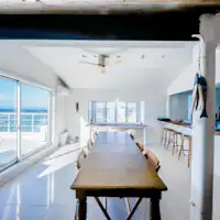 거실 겸 식당입니다.