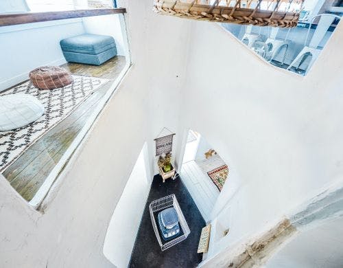 二階から吹き抜けを