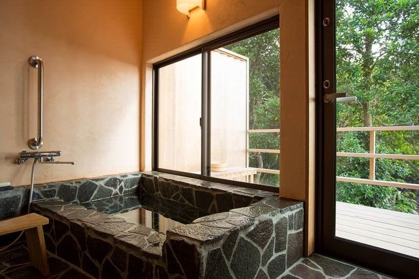 石風呂とウッドデッキ