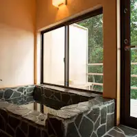 石風呂とウッドデッキ