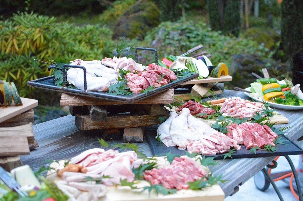 森のガーデンで本格BBQや地ワインを堪能
