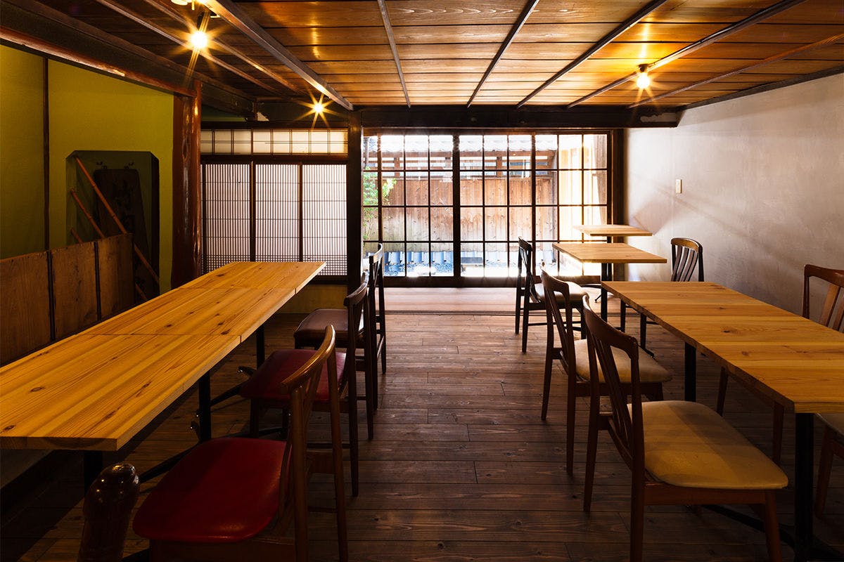 お食事は施設内1階のレストランを貸切りで