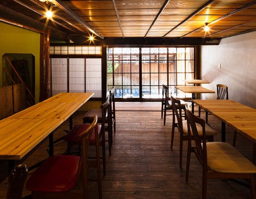 お食事は施設内1階のレストランを貸切りで