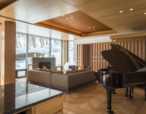リビングにはグランドピアノが設置