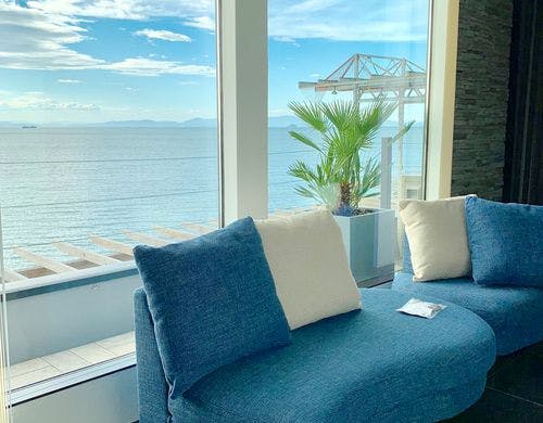 ブルーのカウチソファベッドを設置