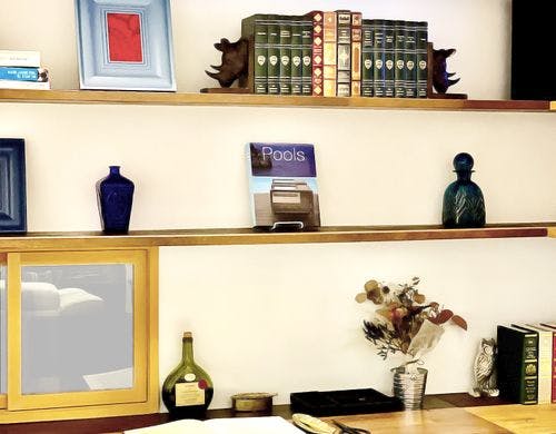 リビングの一角は落ち着いて読書できる空間