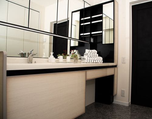 清潔感溢れる広々としたパウダールーム