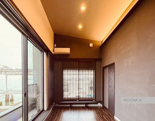 ブラウン&ダークグレーでシックな空間