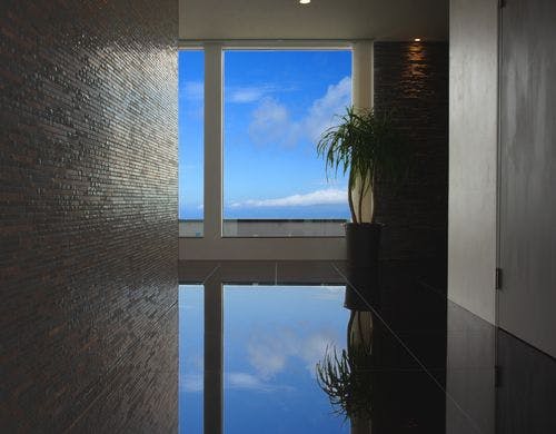 瀬戸内の海と空が出迎えてくれます。