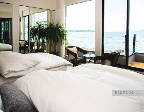 グレーのタイルが印象的なベッドルーム