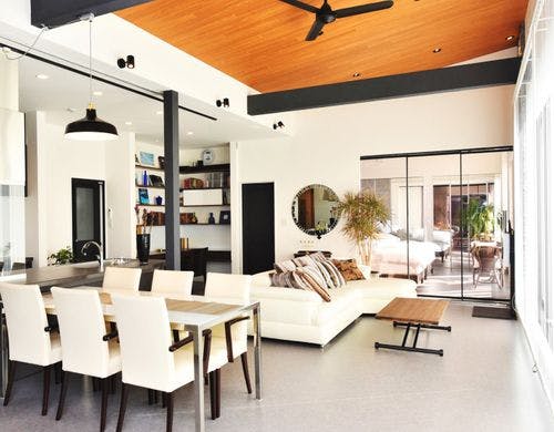 石張りと漆喰をベースにした落ち着いた空間