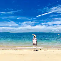 ความเขียวขจีของเกาะสะท้อนกับสีฟ้าของทะเลและท้องฟ้า