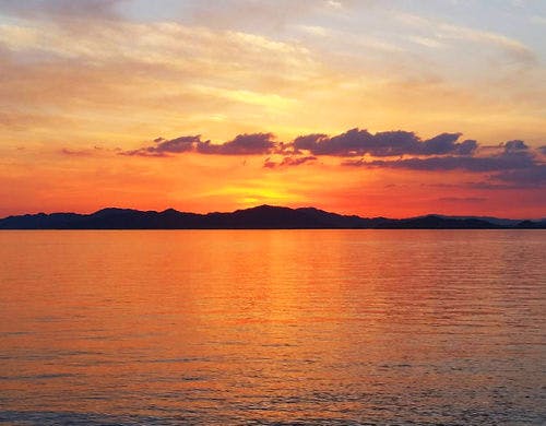 茜色の中に島影が浮き上がりロマンチック