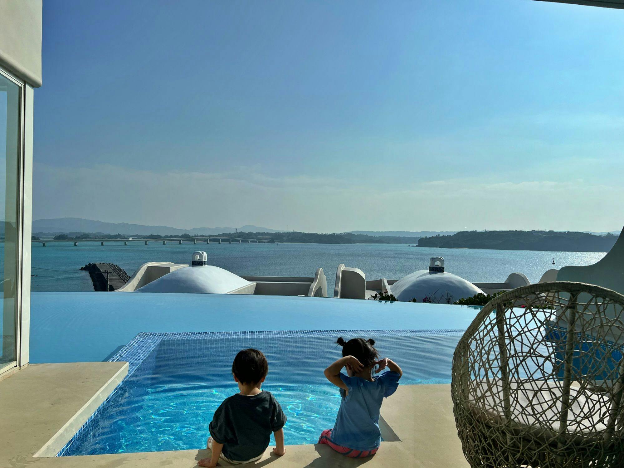 ที่สระว่ายน้ำส่วนตัวของห้องพัก