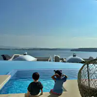 ที่สระว่ายน้ำส่วนตัวของห้องพัก