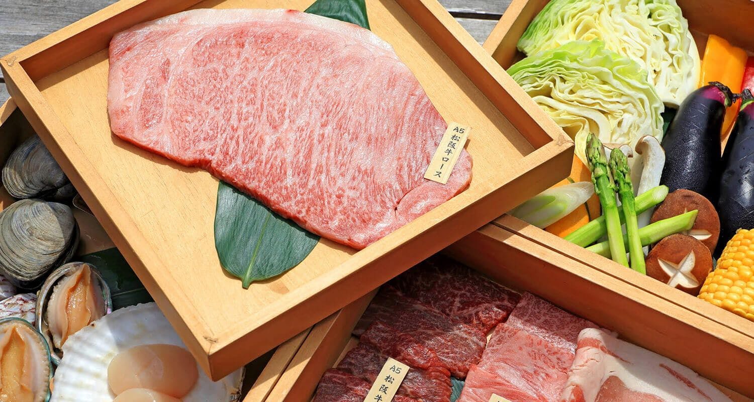 บาร์บีคิวด้วยเนื้อแบรนด์ญี่ปุ่นลายหินอ่อนคุณภาพเยี่ยมและผักจากที่ราบสูง