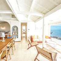 THE HOUSE Moroiso secret beach 東京から1時間半ちょっと離島のような完全NO密な一棟で、海と過ごす1日を。