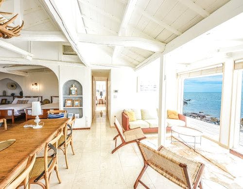 海を見渡せるリビング。