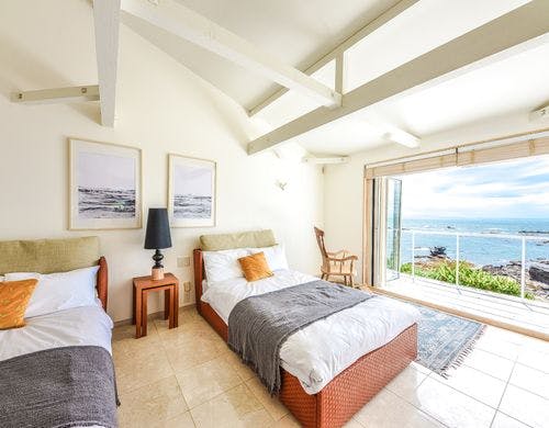 奥のベッドルーム