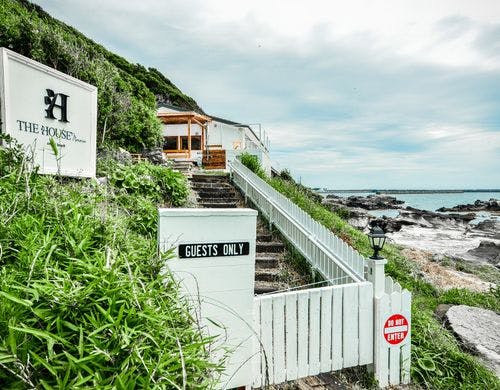 建物の入り口から建物へのアプローチ