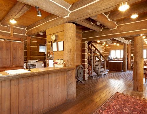 管理棟のフロントと、奥にはレストラン。