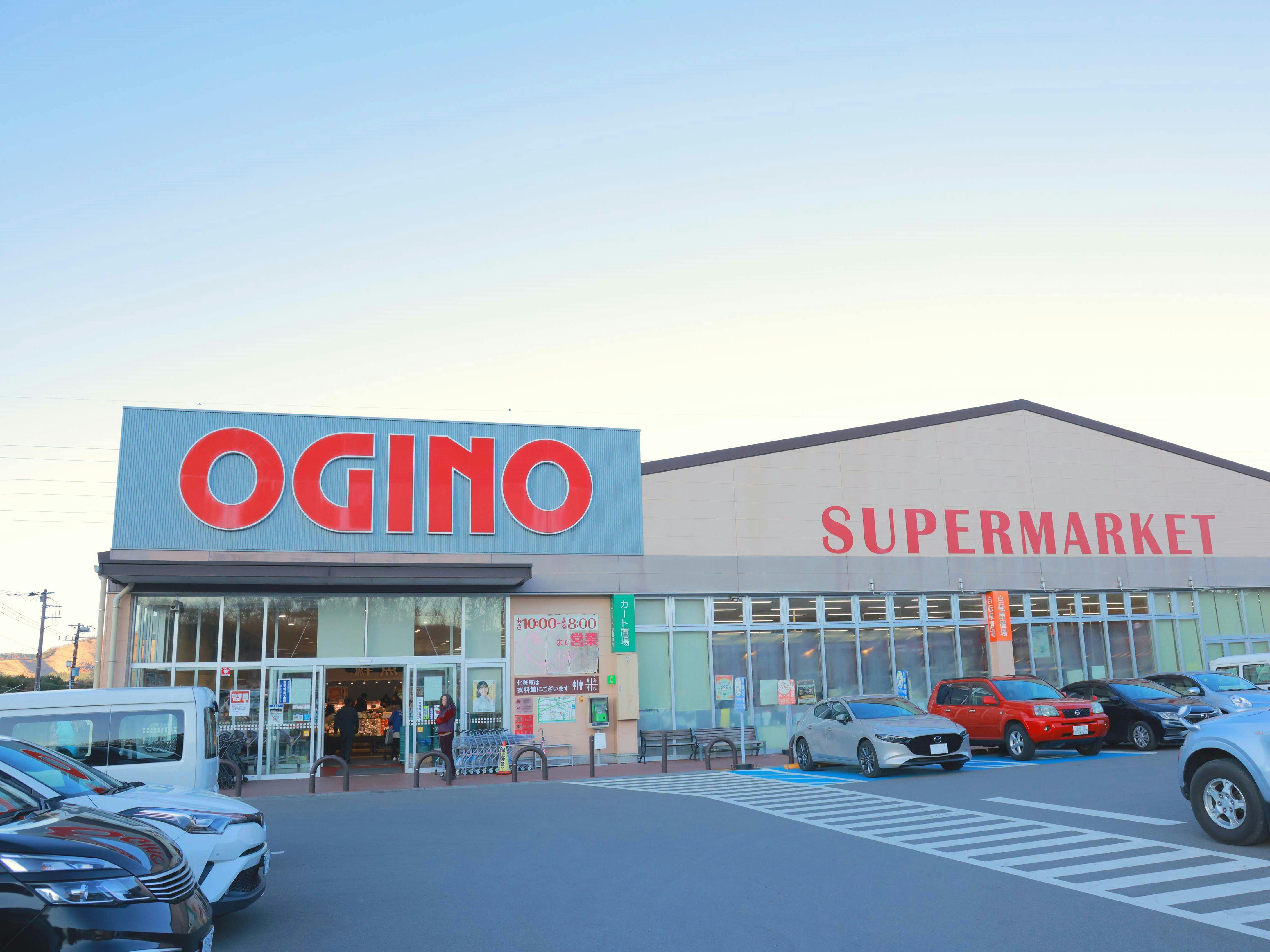 100円ショップもある大型スーパーは車で5分