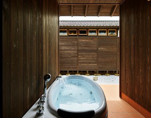 屋根付きの屋外ジャグジー