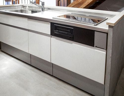 キッチンには食器などが揃っています。