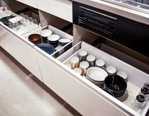 キッチンには食器などが揃っています。