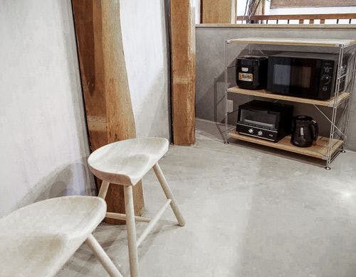 キッチンには食器などが揃っています。