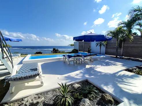 빌라 '소라'의 수영장 옆