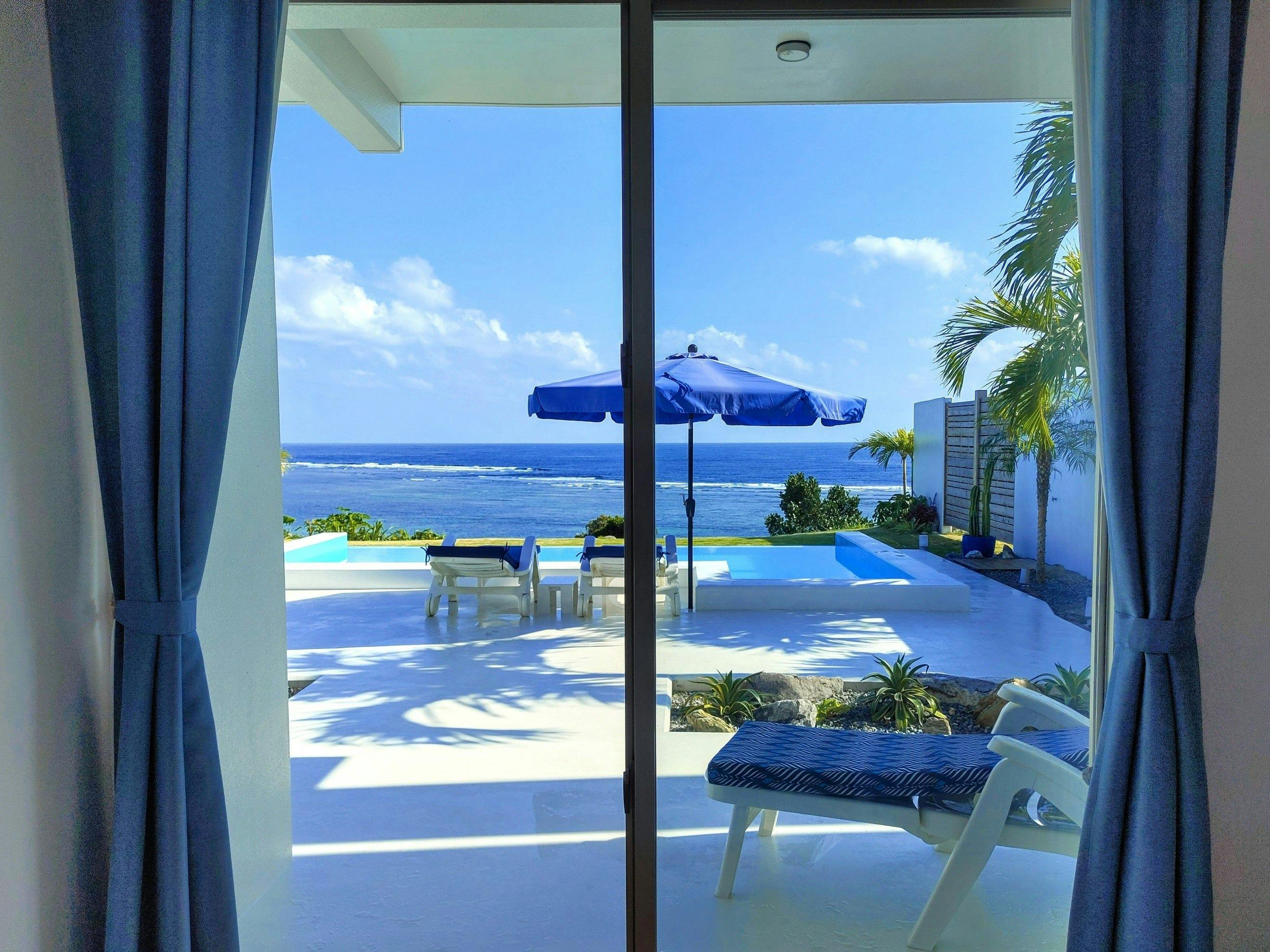 빌라 '소라'의 수영장 옆