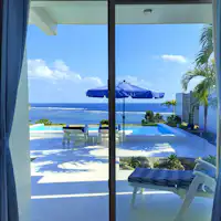 빌라 '소라'의 수영장 옆