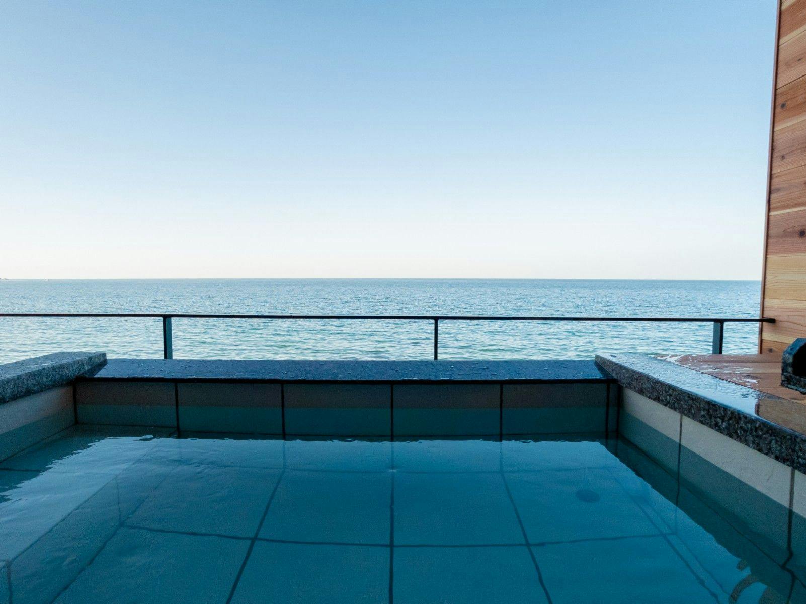 露台設有露天溫泉浴池