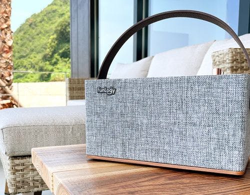 手提げタイプのBluetooth対応スピーカー