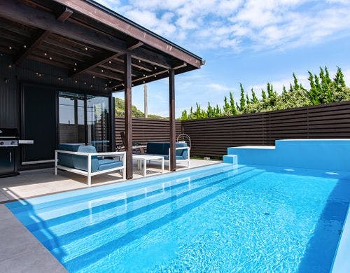 プールとテラス