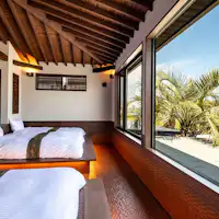 目の前に広がるリゾートガーデンと海