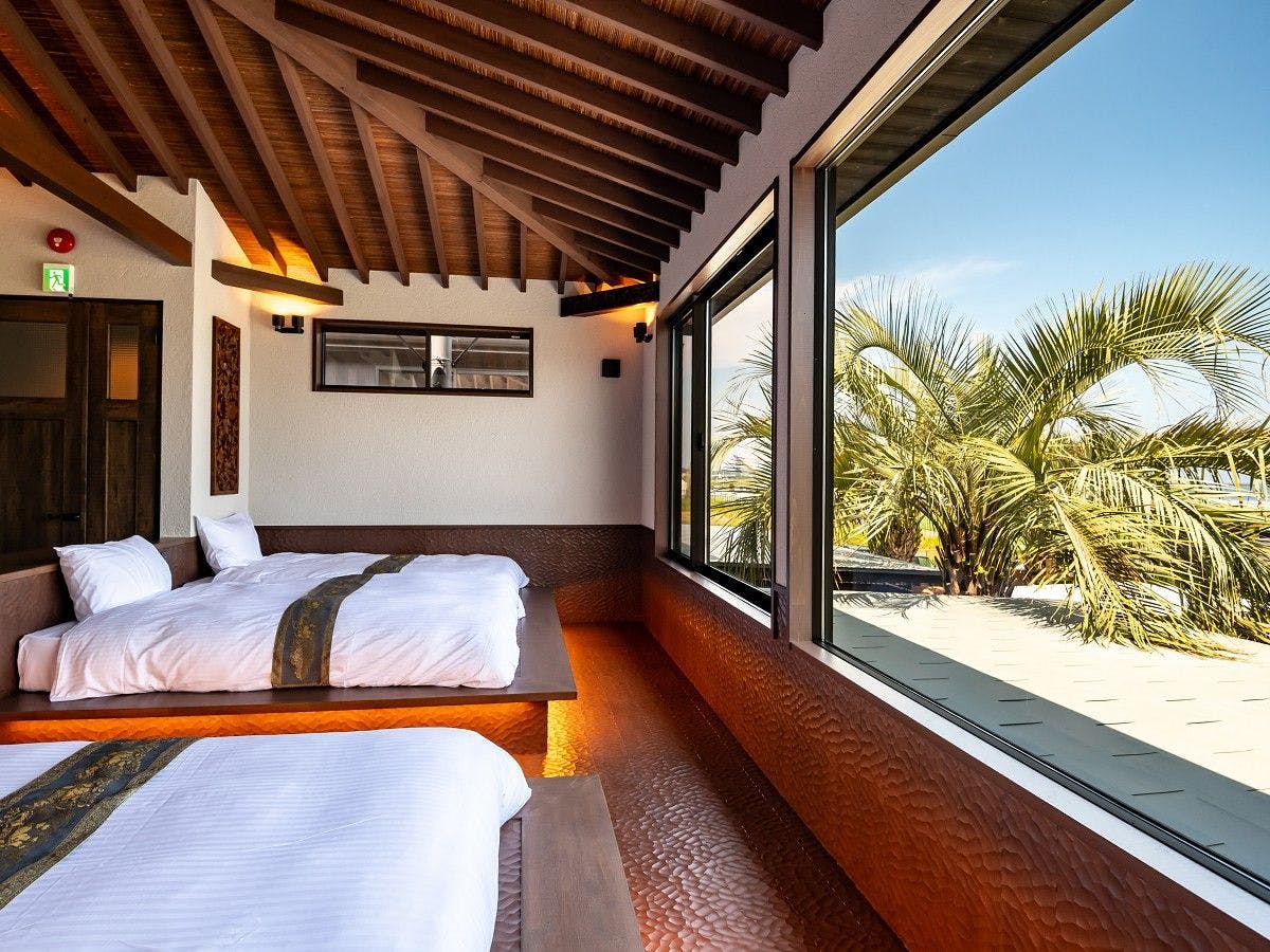 目の前に広がるリゾートガーデンと海