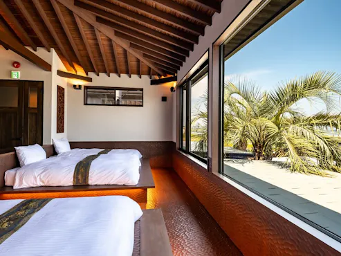 目の前に広がるリゾートガーデンと海