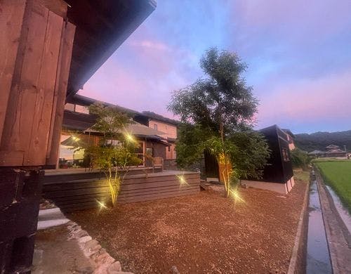 別棟に露天風呂とサウナがあります。