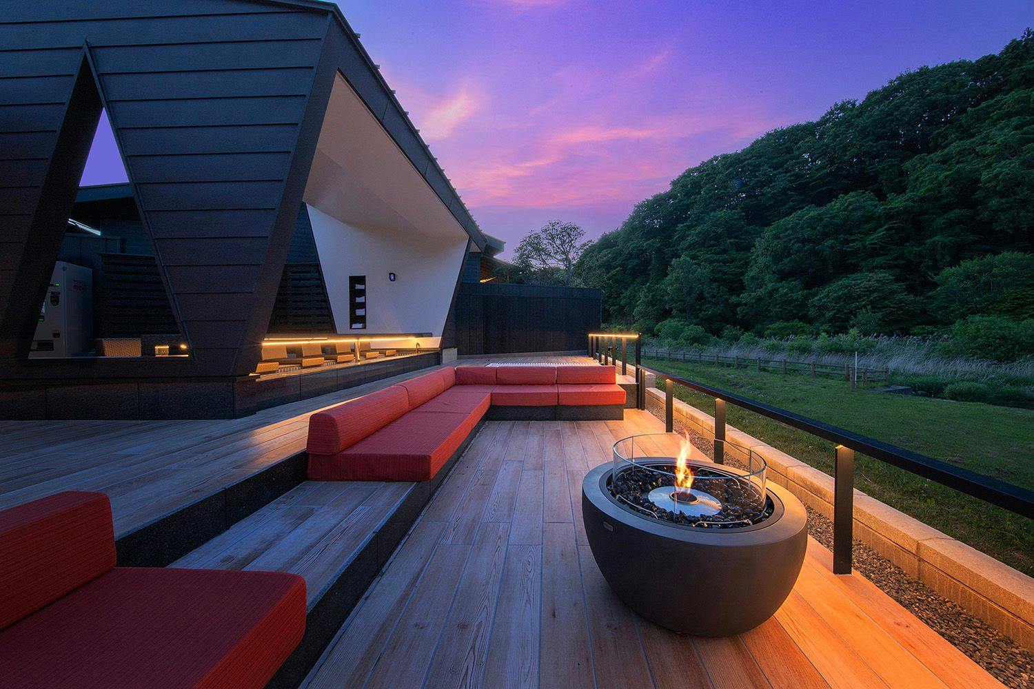 시냇물을 바라보는 족욕 테라스.