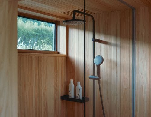 桧に包まれたバスルーム