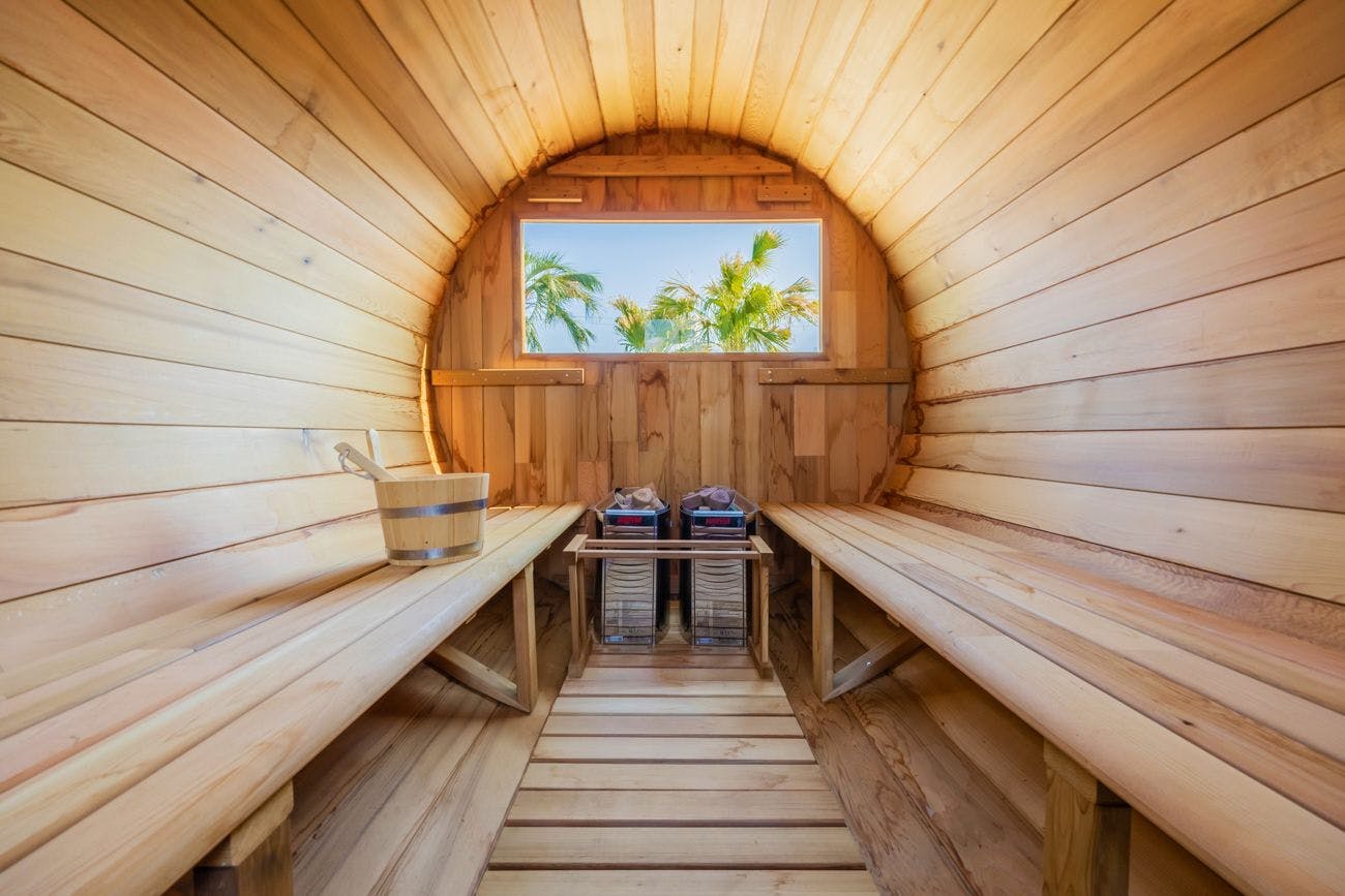 本格的なサウナとジャグジー